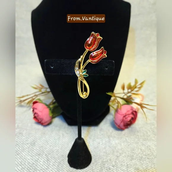 🌹 Vintage 2 Red Roses w/ Rhinestone Crystal Gold Brooch / Pin 🧷 - Picture 1 of 4